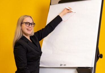 Opiskelija piirtää fläppitaululle kasvukäyrää.