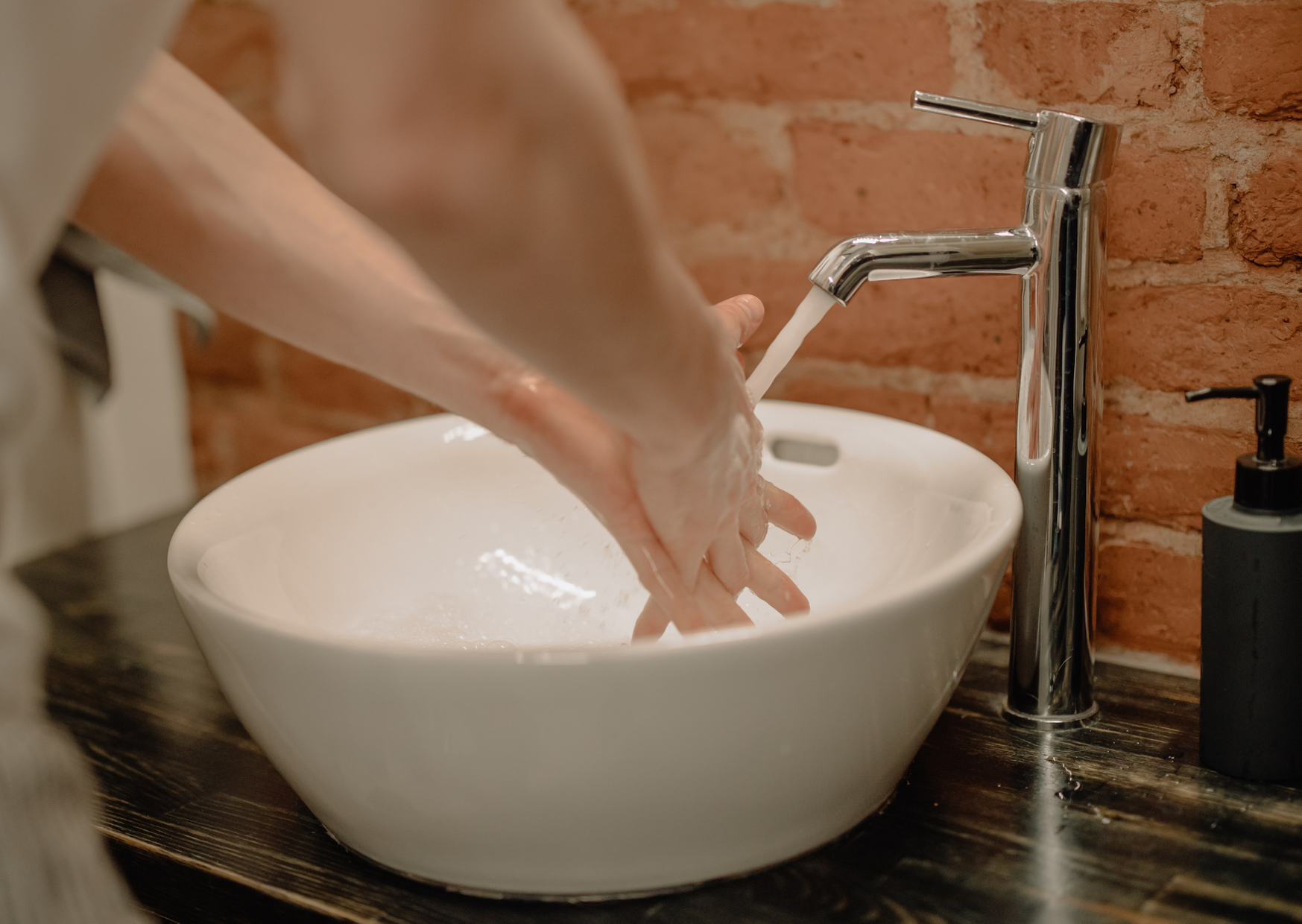 Ihminen pesee käsiään. 