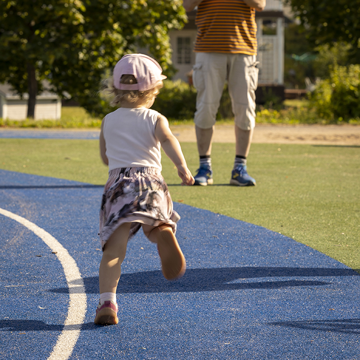 Lapsi juoksee puistossa.