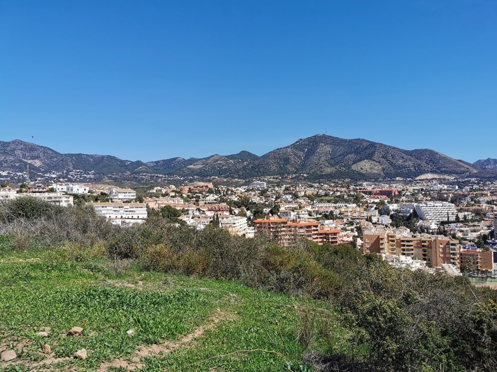 Näkymä mäen päältä espanjalaiseen kaupunkiin, jossa kerrostaloja.