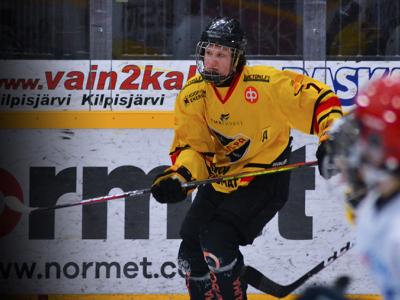 Jääkiekkoilija Oliver Kapanen ja vastajoukkueen pelaajia.
