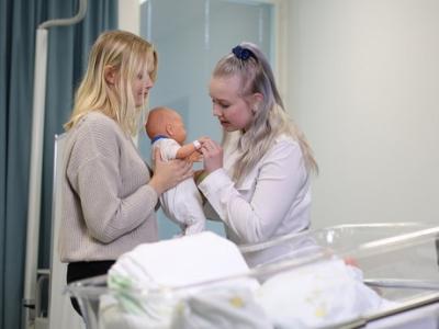 Lähihoitajaopiskelijat hoitavat vauvaa