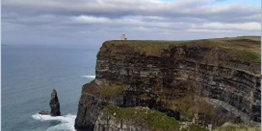 Maisemakuva Irlannista Cliff of Mohern -nimiseltä kalliolta.