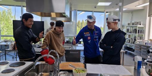UrheiluAmiksen opiskelijat ruuanlaitossa.