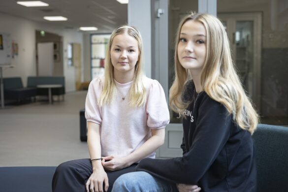 Opiskelijoita istuu sohvalla.