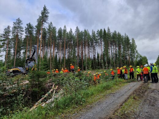 Tulevat metsäalan ammattilaiset tutustuivat Koneteko Pitkäsen ja Tornator Oyj:n puunkorjuutyömaalle kummiyritys Stora Enso Metsän kutsumana