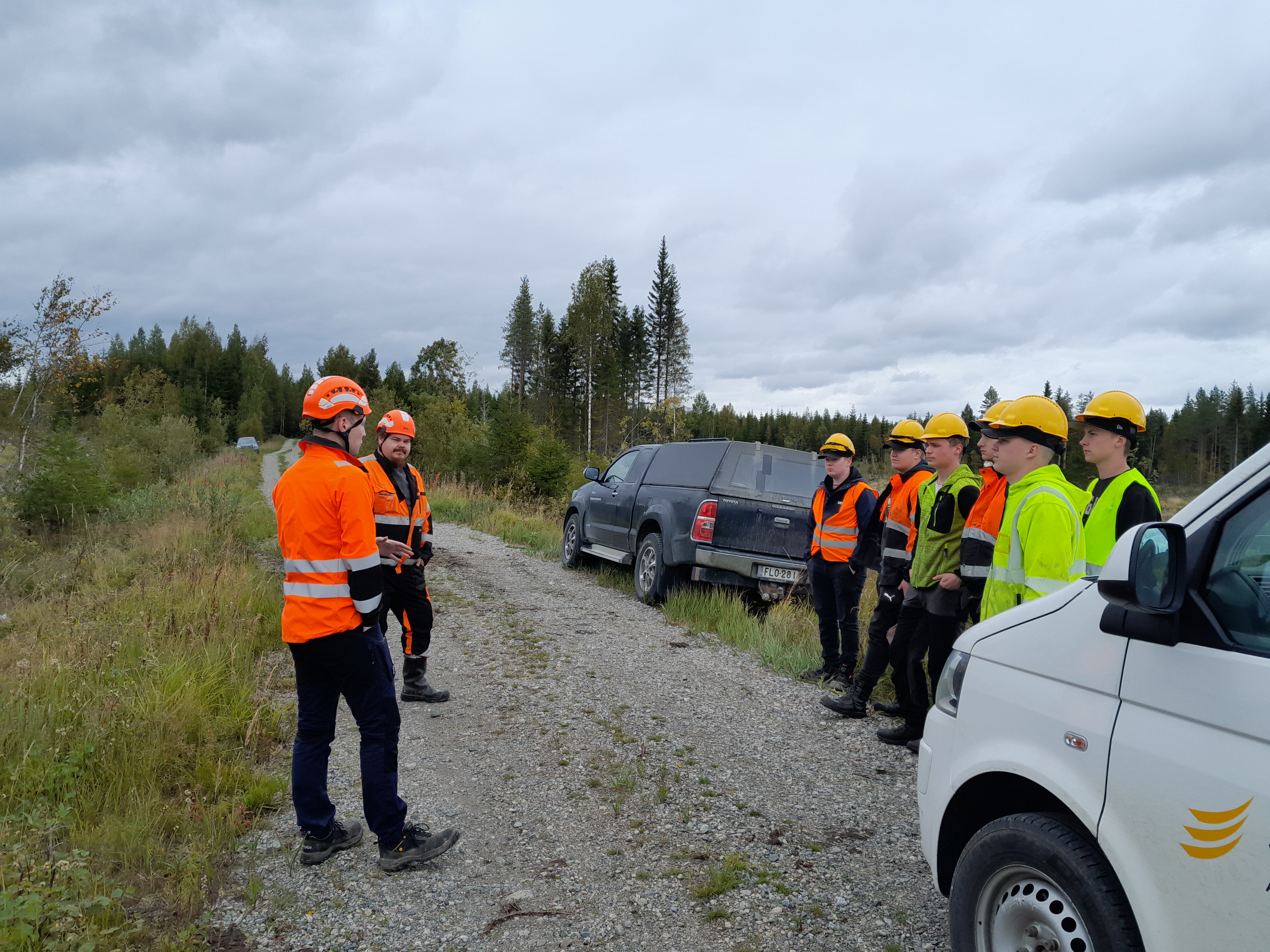 Metsäalan opiskelijat maanmuokkauskoulutuksessa.