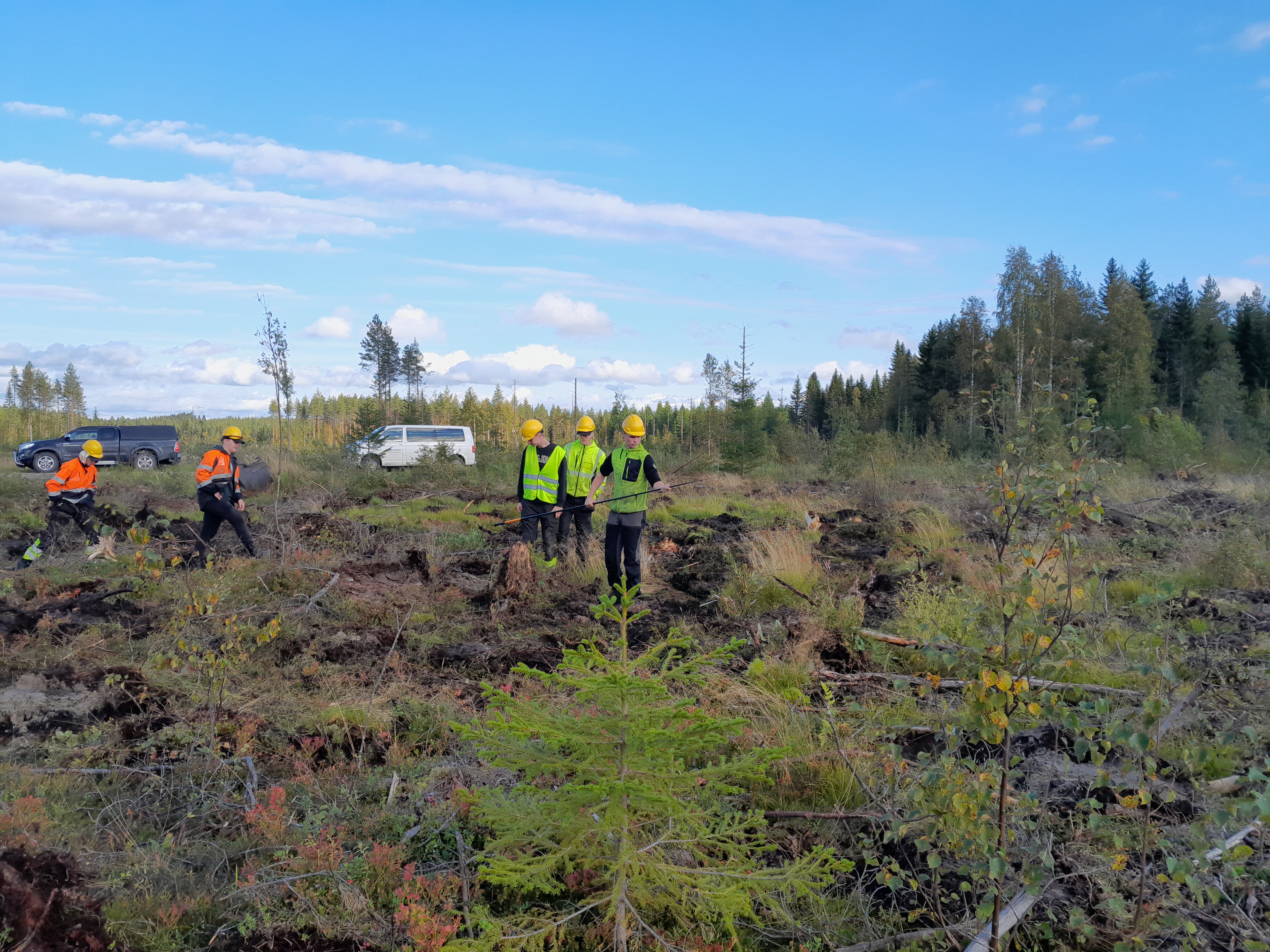 Metsäalan opiskelijat maanmuokkauskoulutuksessa.