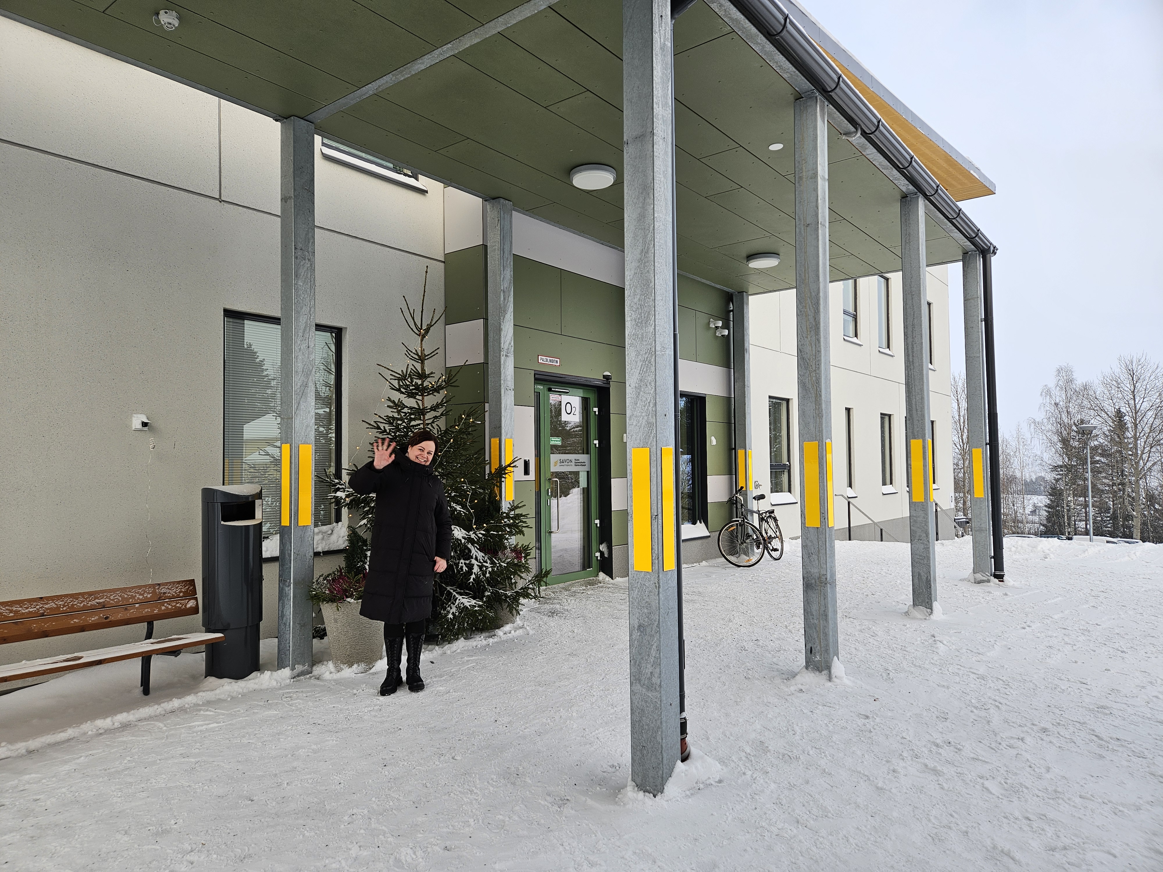 Riina Huttunen vilkuttaa Toivalan kampuksella
