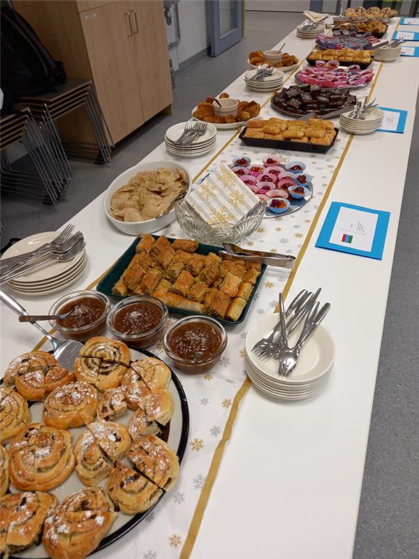 Tarjoilupöytä täynnä leipomuksia.