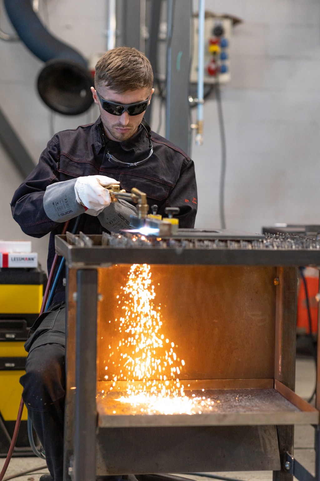 Metallisen osan polttoleikkaus.