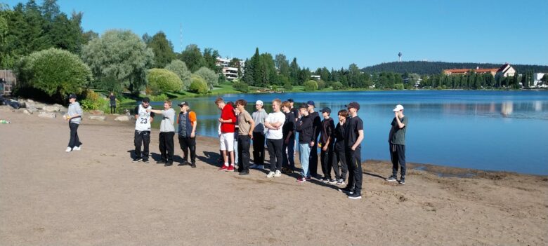 Sähköalan opiskelijat kävivät Valkeisenlammella pelailemassa hyvässä hengessä ja auringonpaisteessa