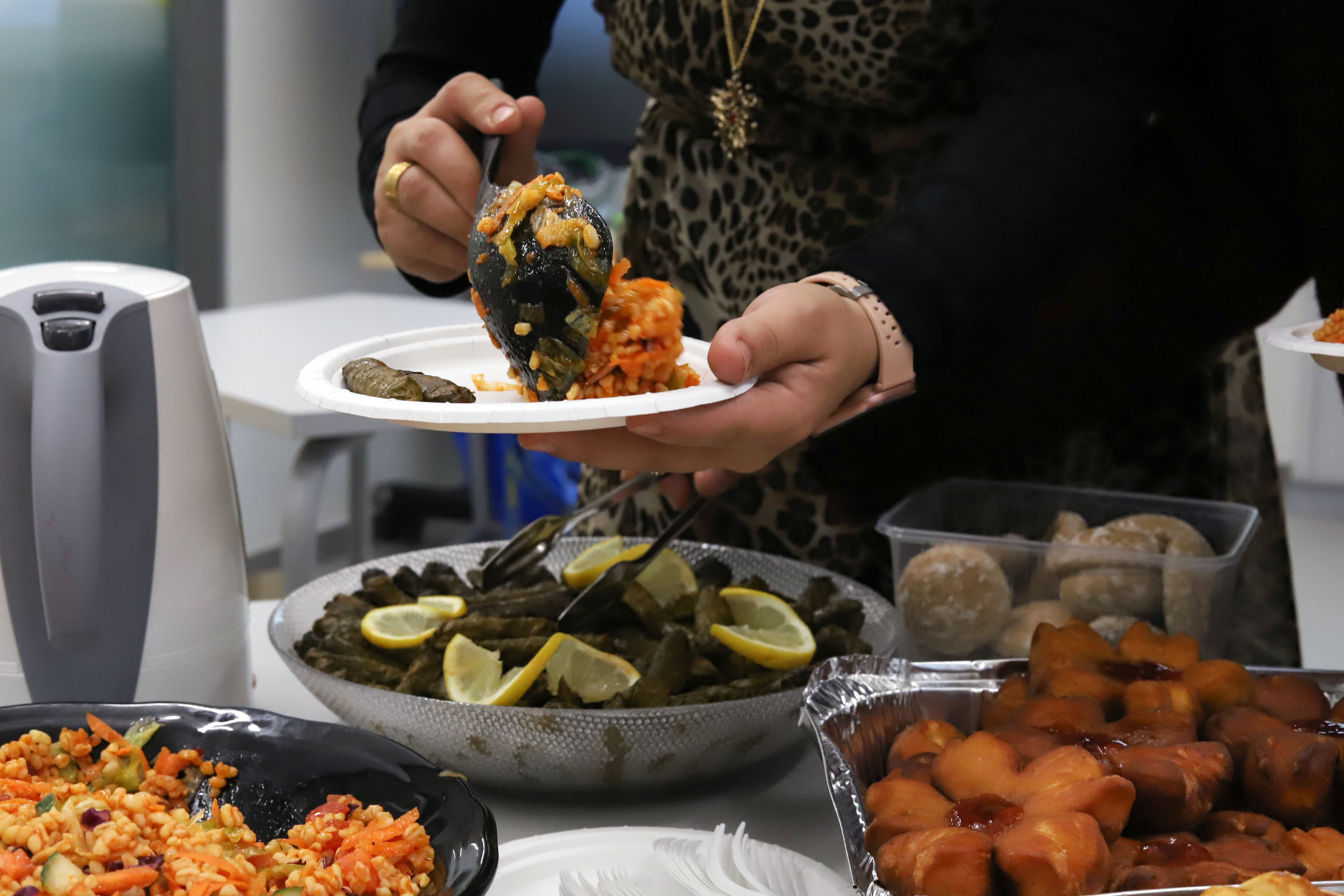 Ruokailija ottaa ruokaa buffet-pöydästä.