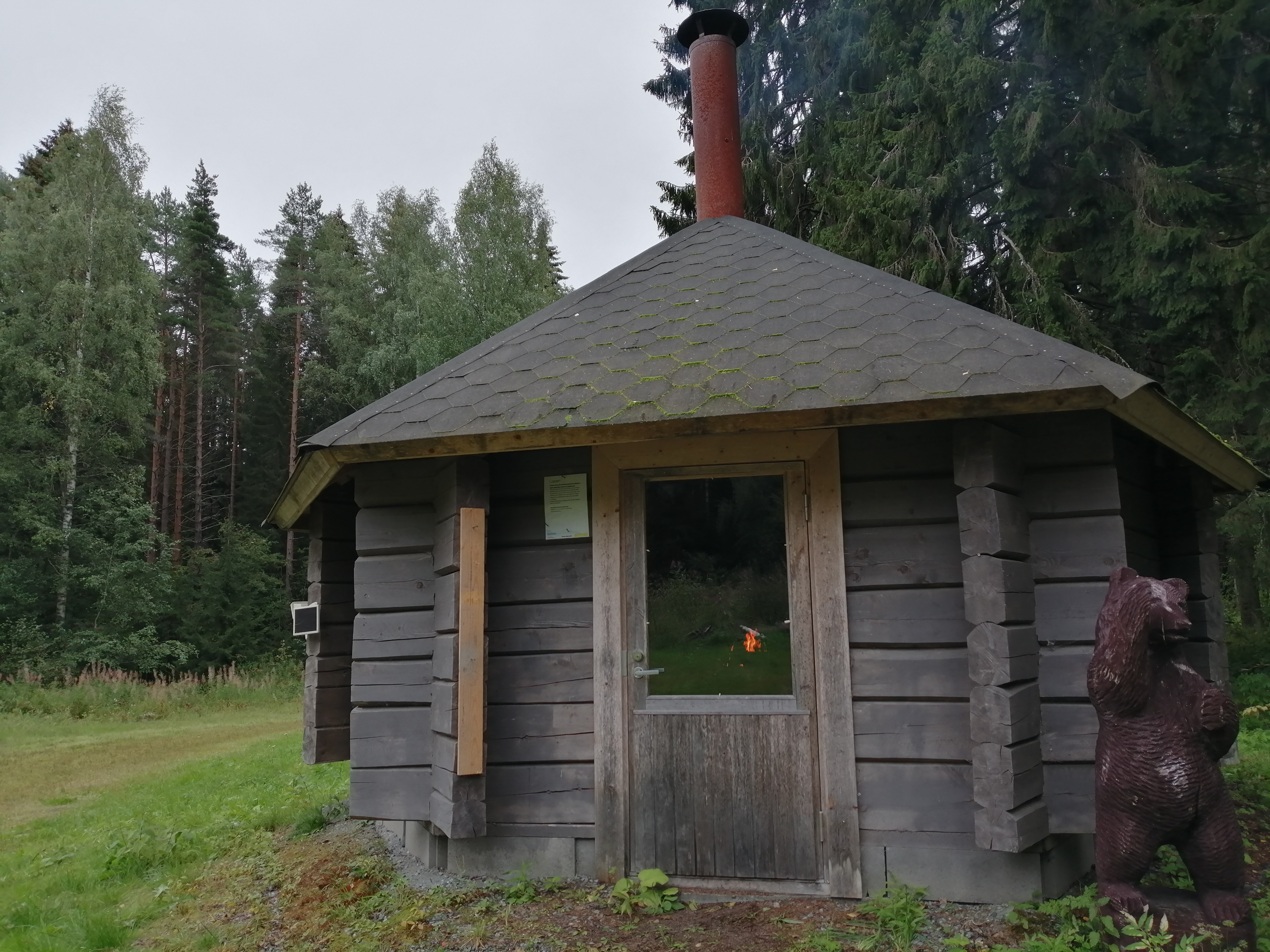 Grillikota jonka savupiipusta nousee savua.