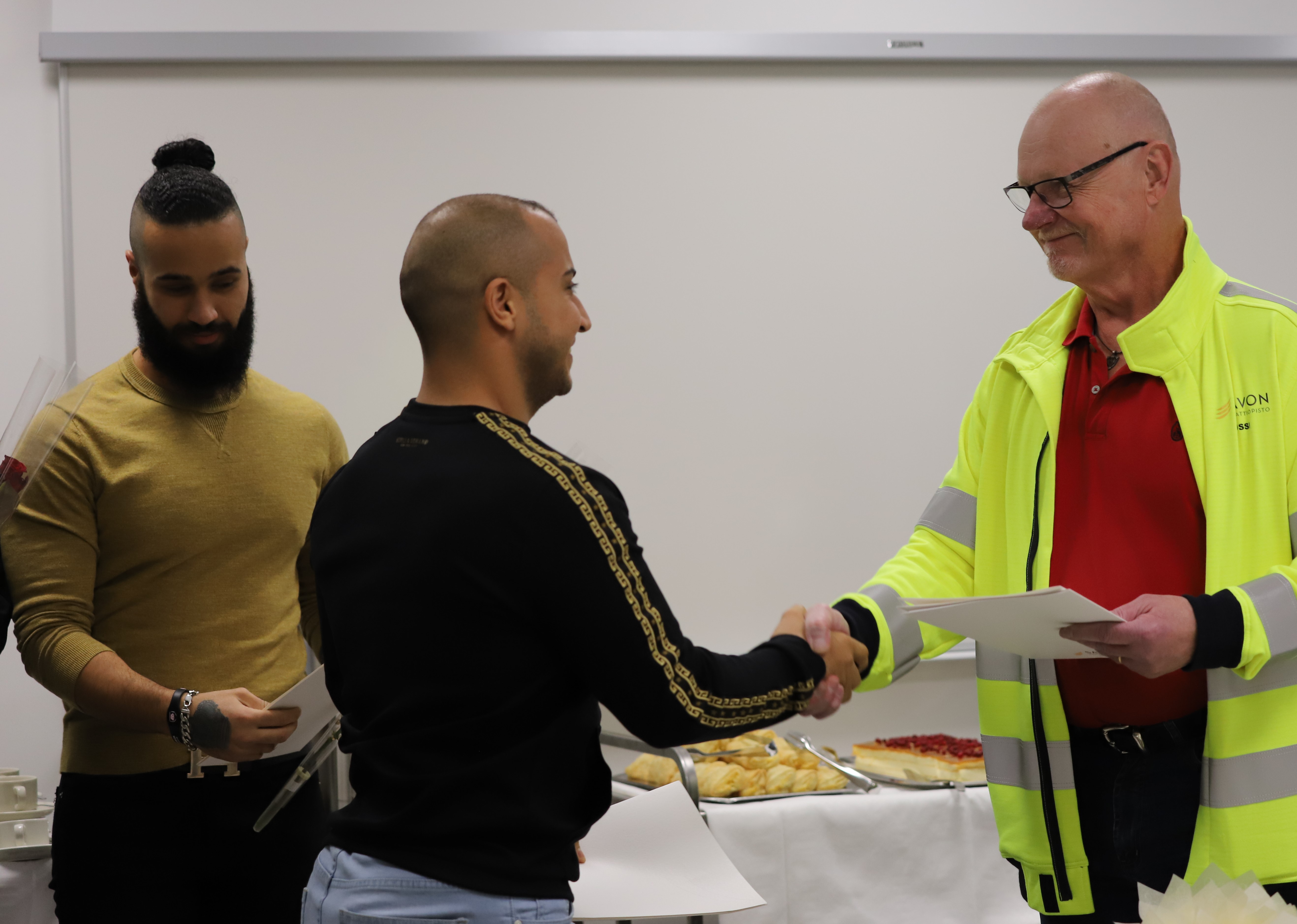 Opettaja onnittelee ammattiin valmistuvaa