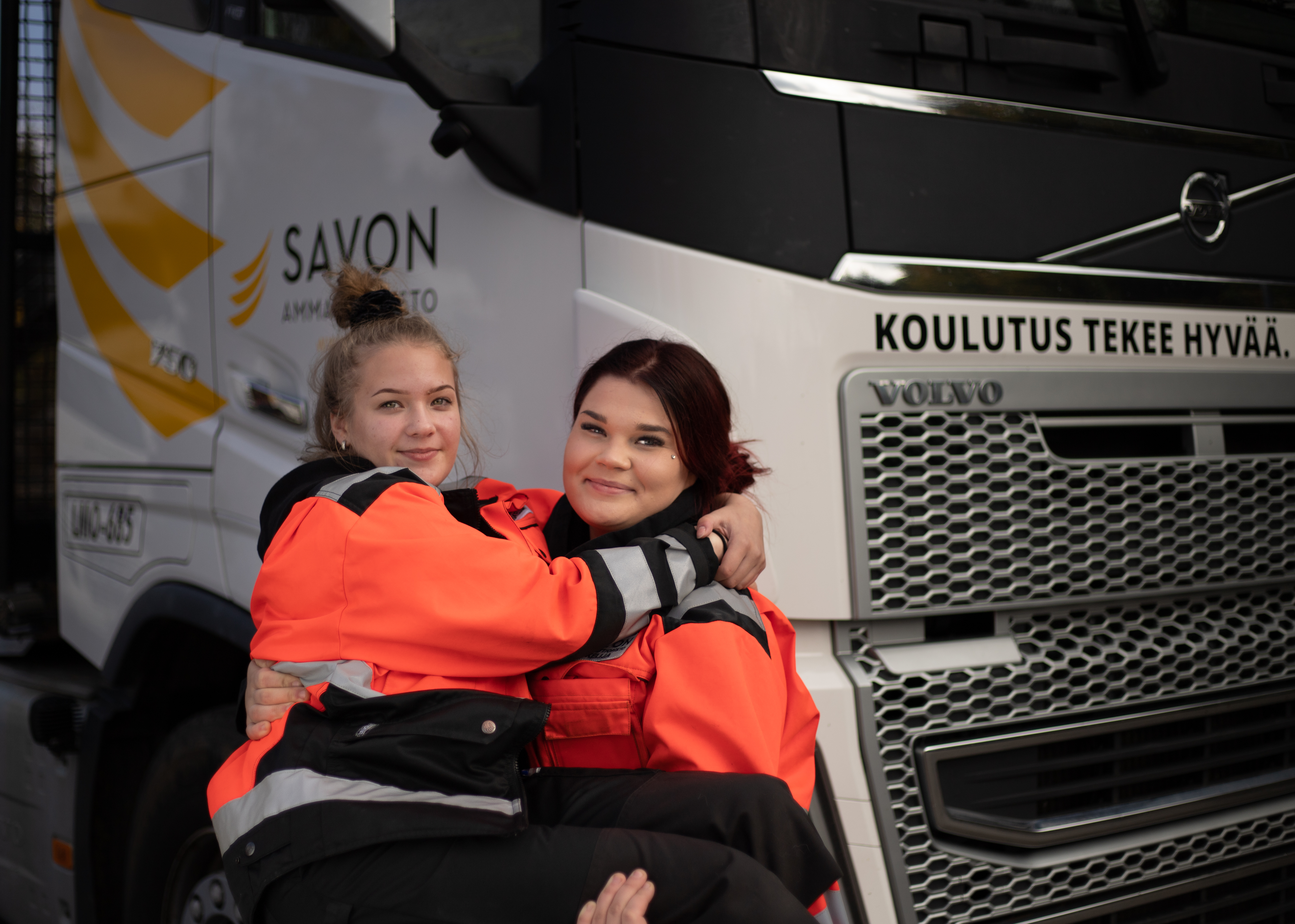 Logistiikan naisella toinen nainen sylissä.