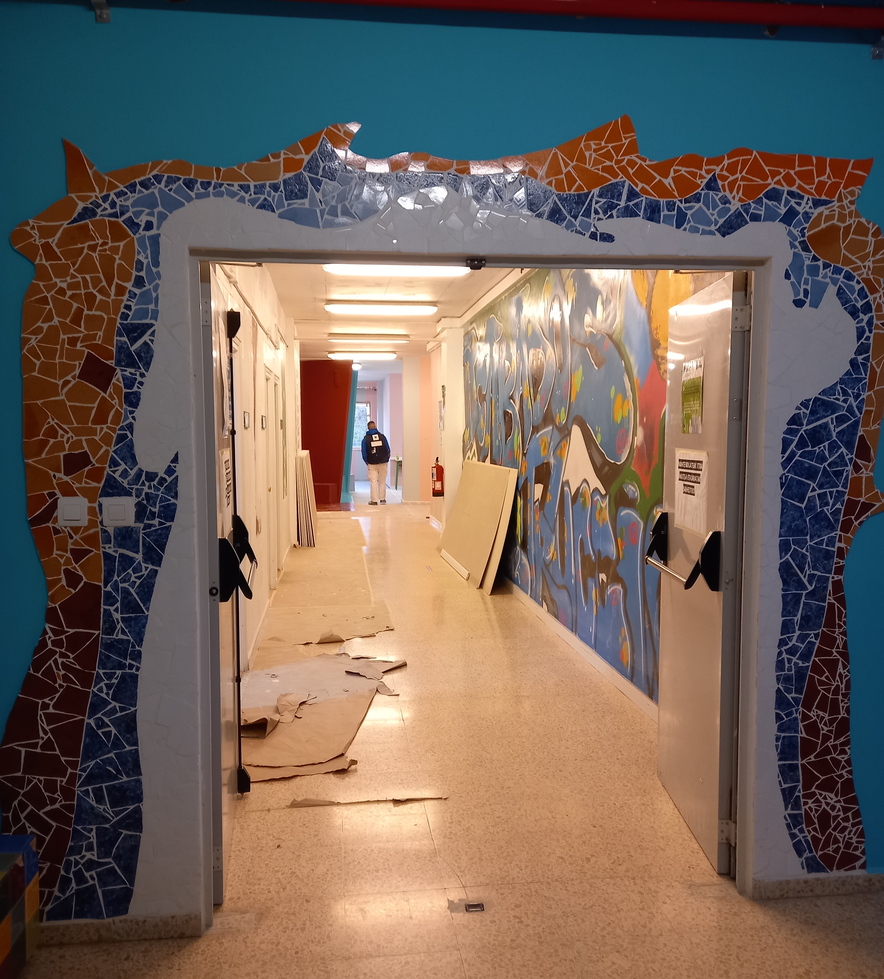 Oviaukon ympärillä mosaiikkikoristelu.