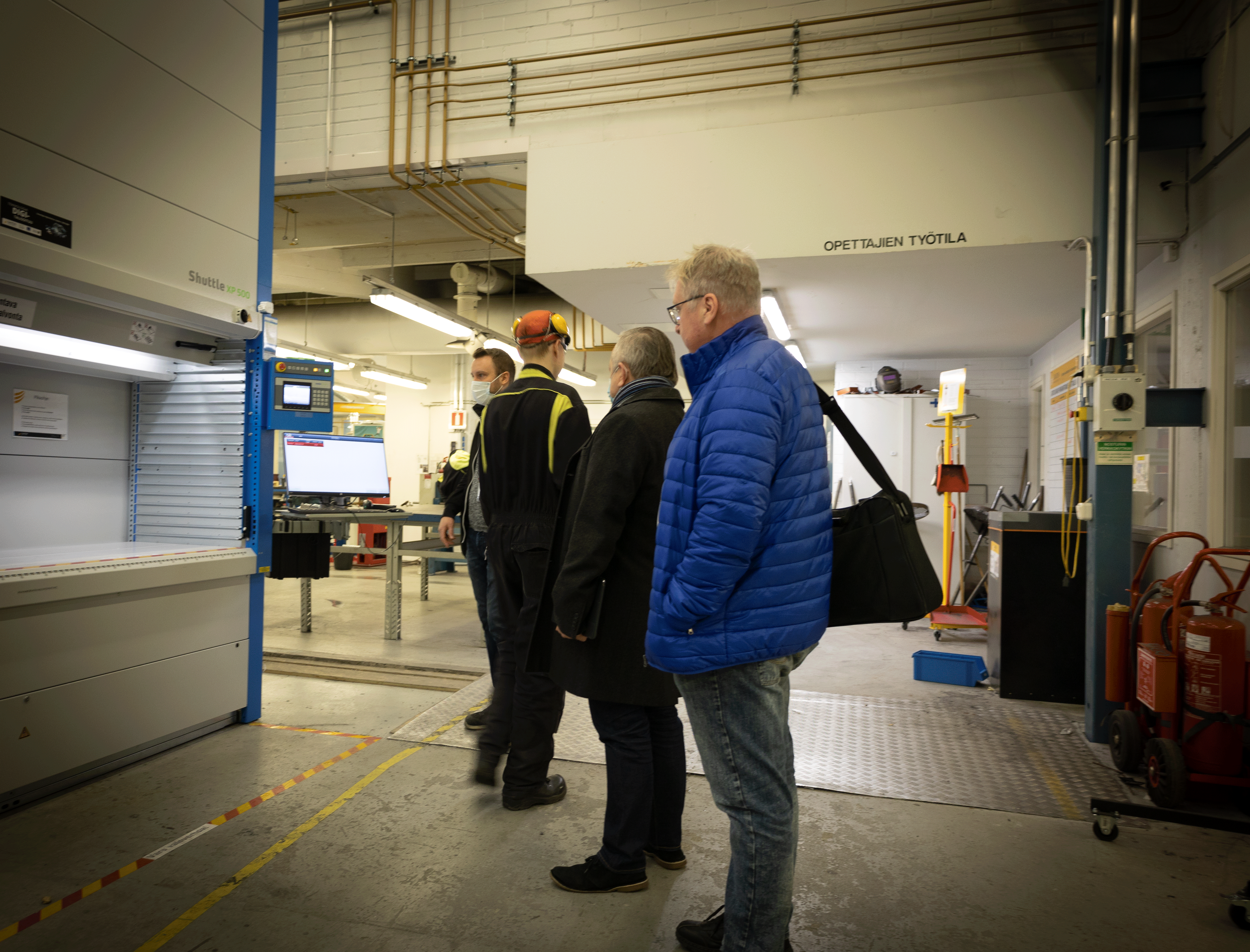 Varastoautomaatista suojalasit.