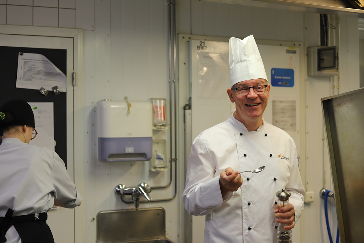 Heikki Helve valmisti lounasta Ravintola Savonian keittiössä