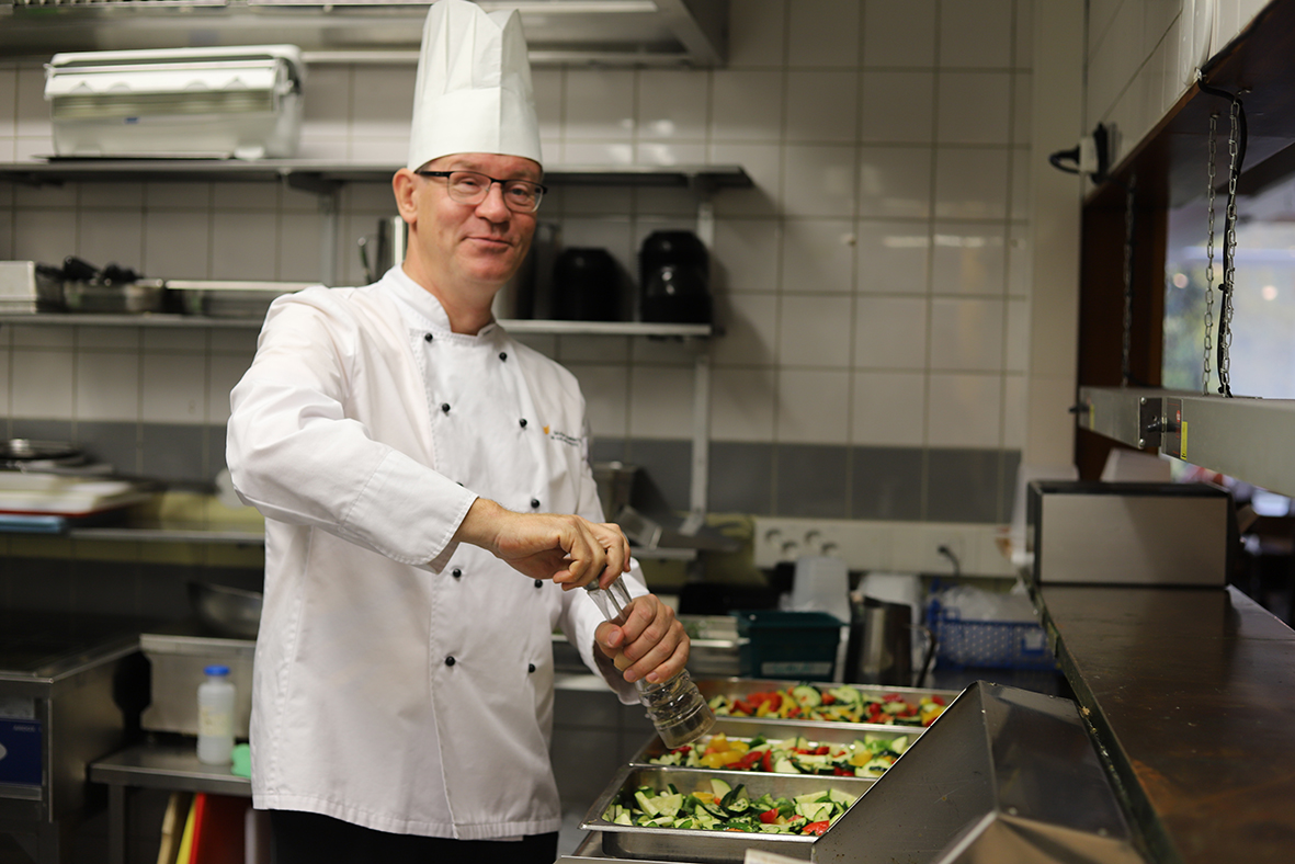Heikki Helve valmisti lounasta Ravintola Savonian keittiössä