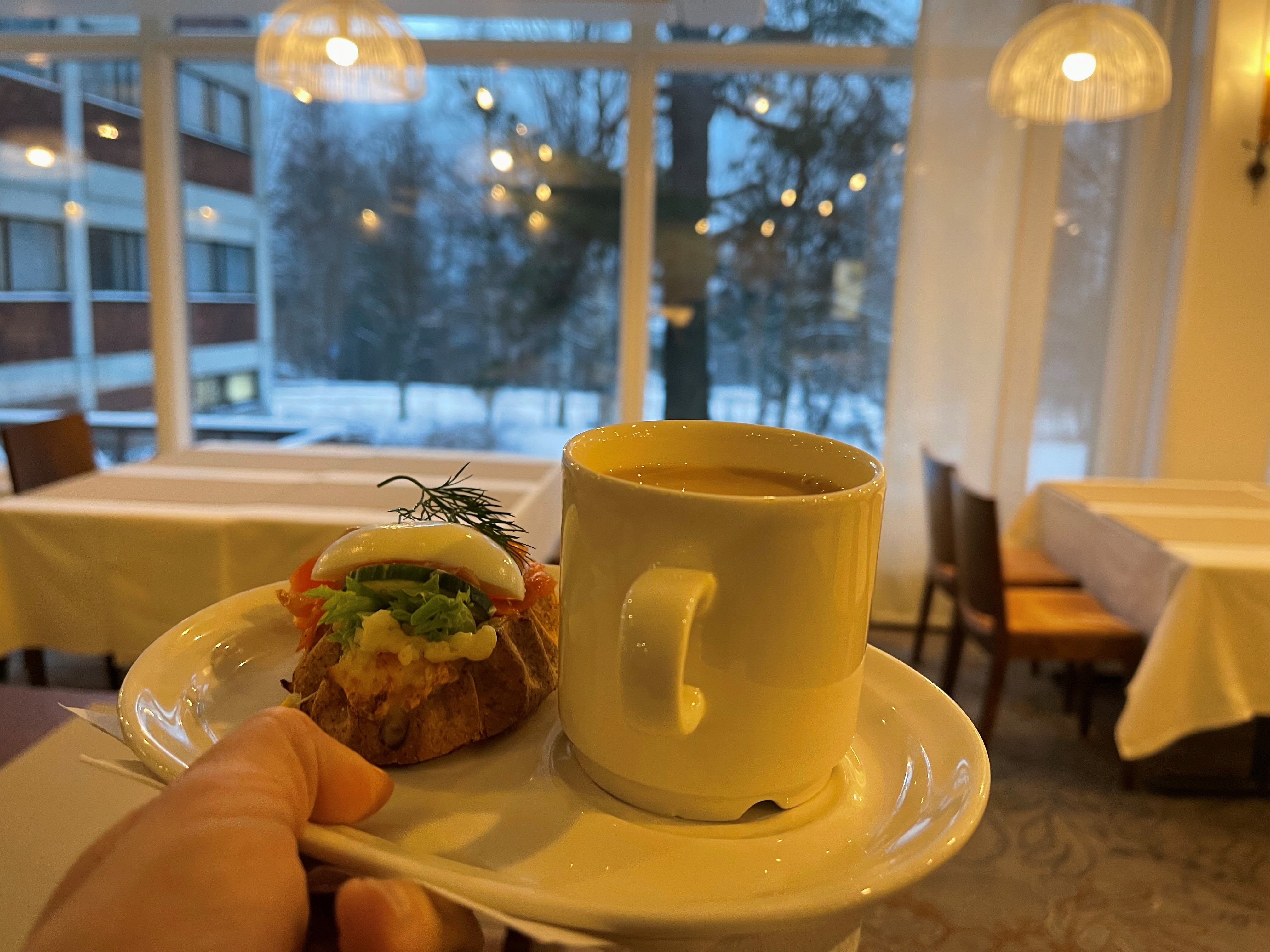 Kuppi kahvia ja lohileipä.