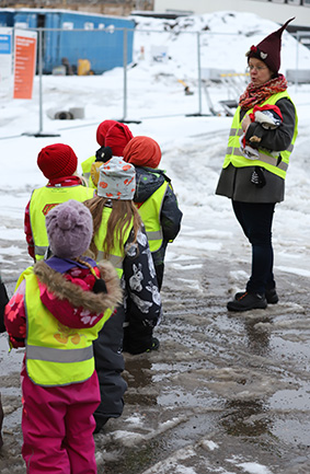 Varkauden kampuksella tontut sytyttivät joulukuuseen valot – nyt saa joulu tulla!