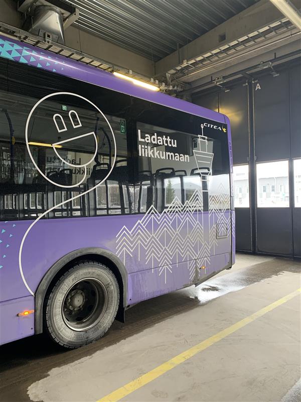 Linja-auton peräosa sivusta /2024/11/tuna ja bussissa lukee "ladattu liikkumaan.".