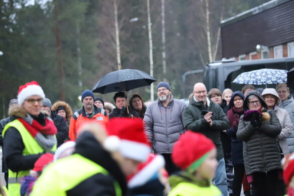 Varkauden kampuksella tontut sytyttivät joulukuuseen valot – nyt saa joulu tulla!