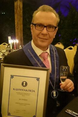 Arvostetut Cordon Bleu- käädyt ruokatuotannon lehtori Jari Honkoselle