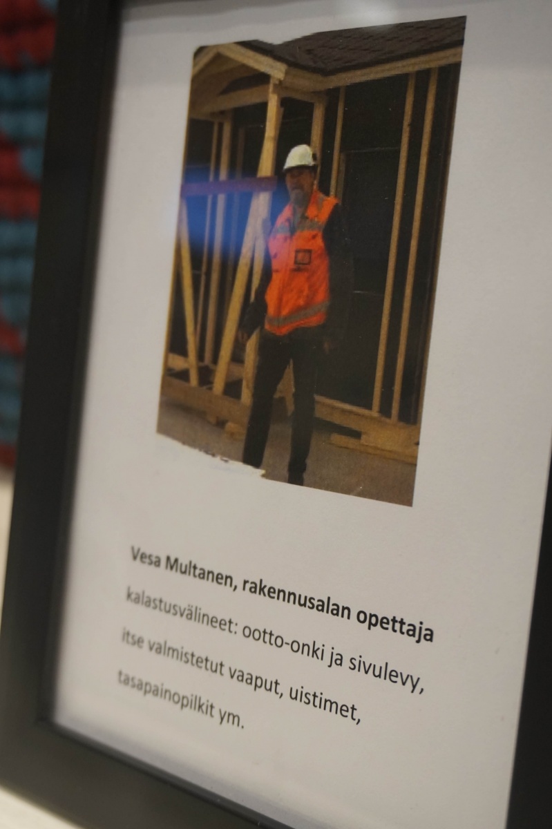 Henkilökunnan näyttelytoiminta kehittää yhteisöllisyyttä