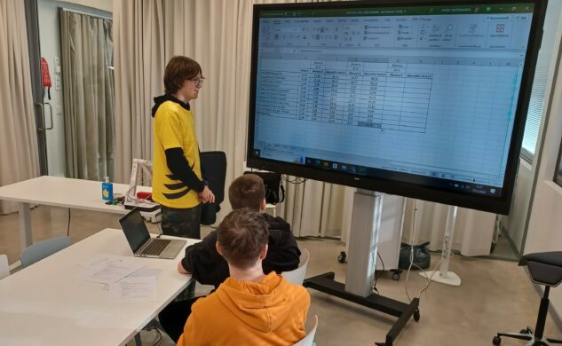 Yläkoululaisia tutustumassa Iisalmen kampuksella