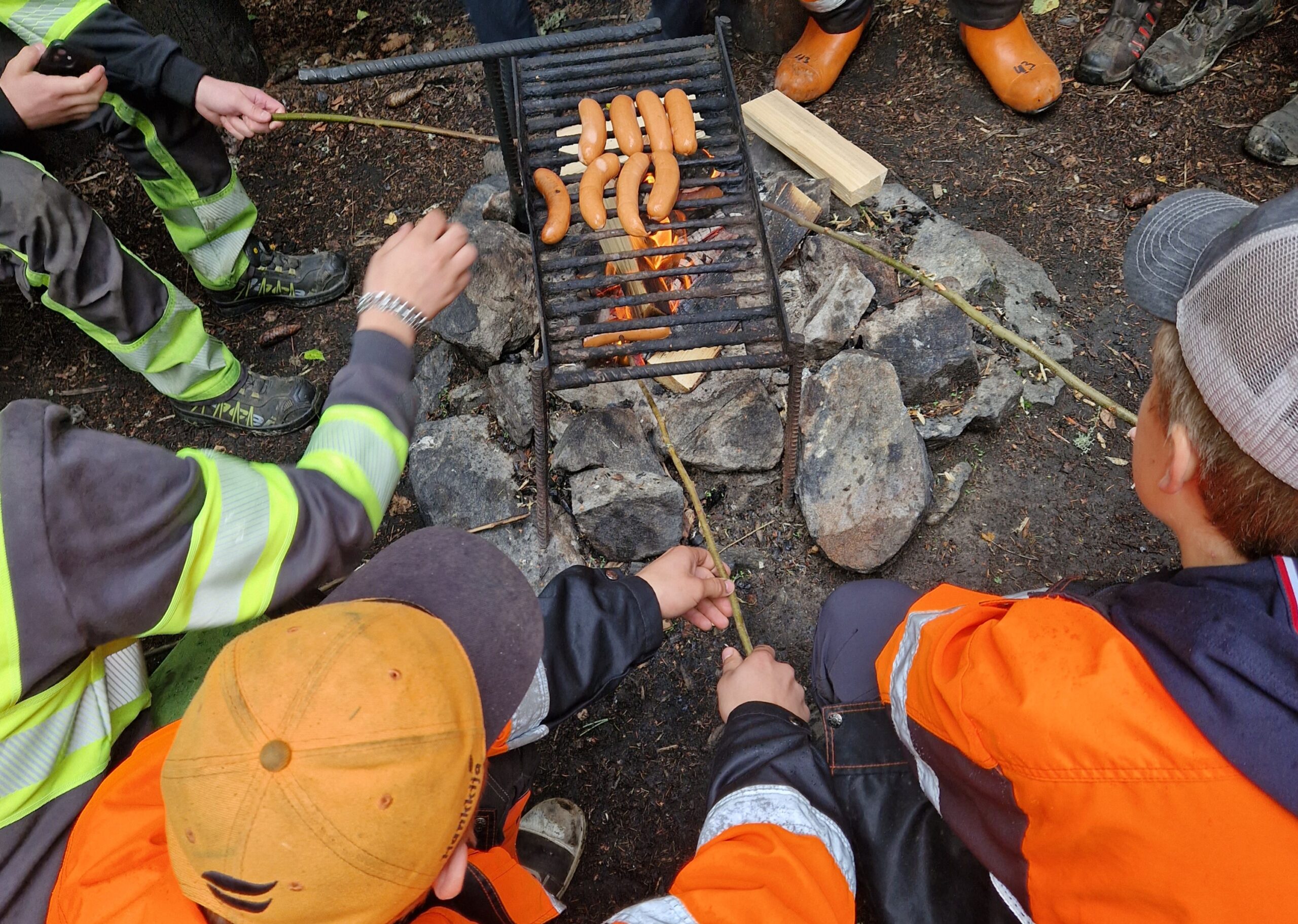 Metsäalan opiskelijat makkaran paistossa.