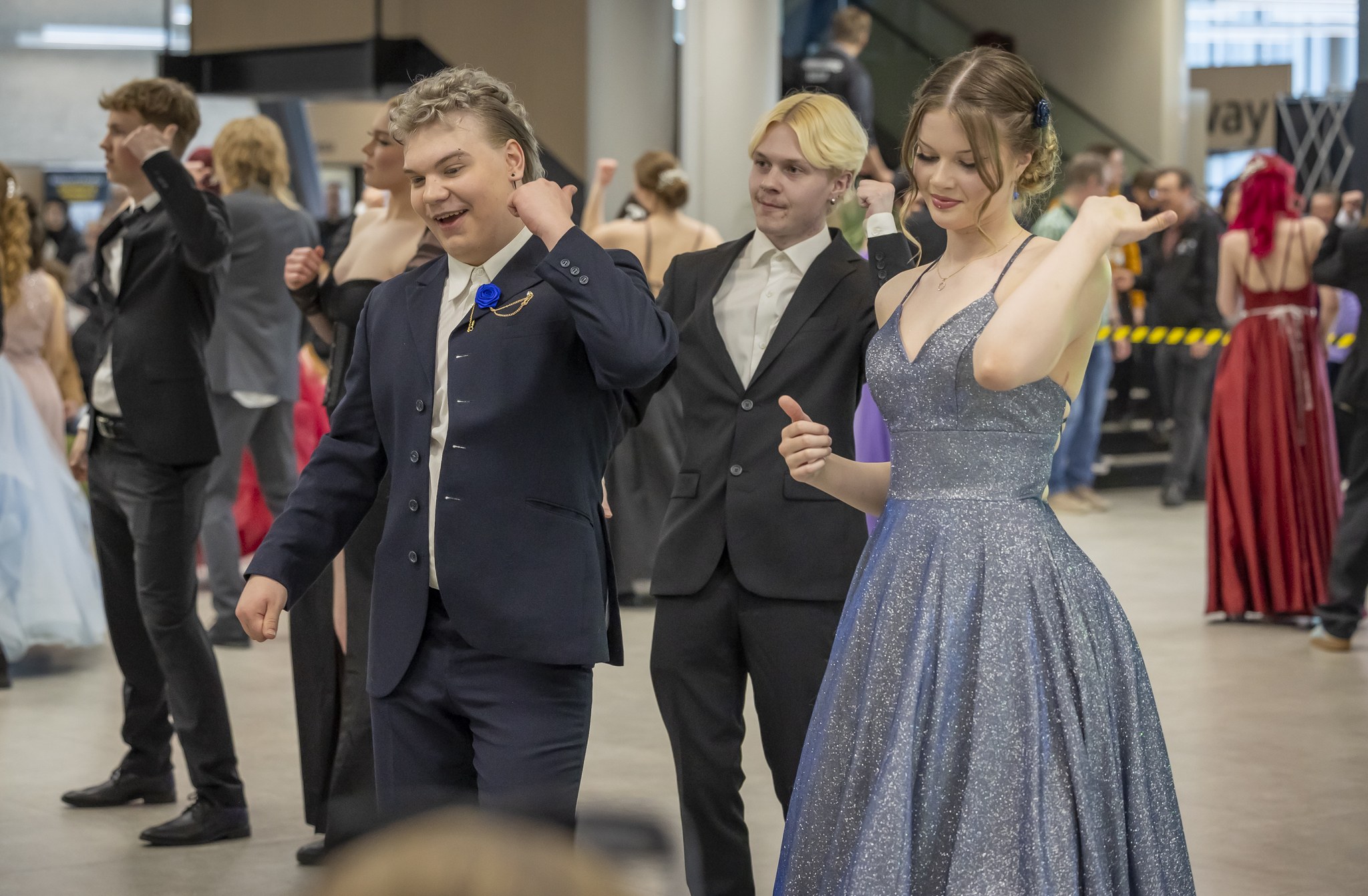 Nuoret tanssivat juhlapuvuissaan.