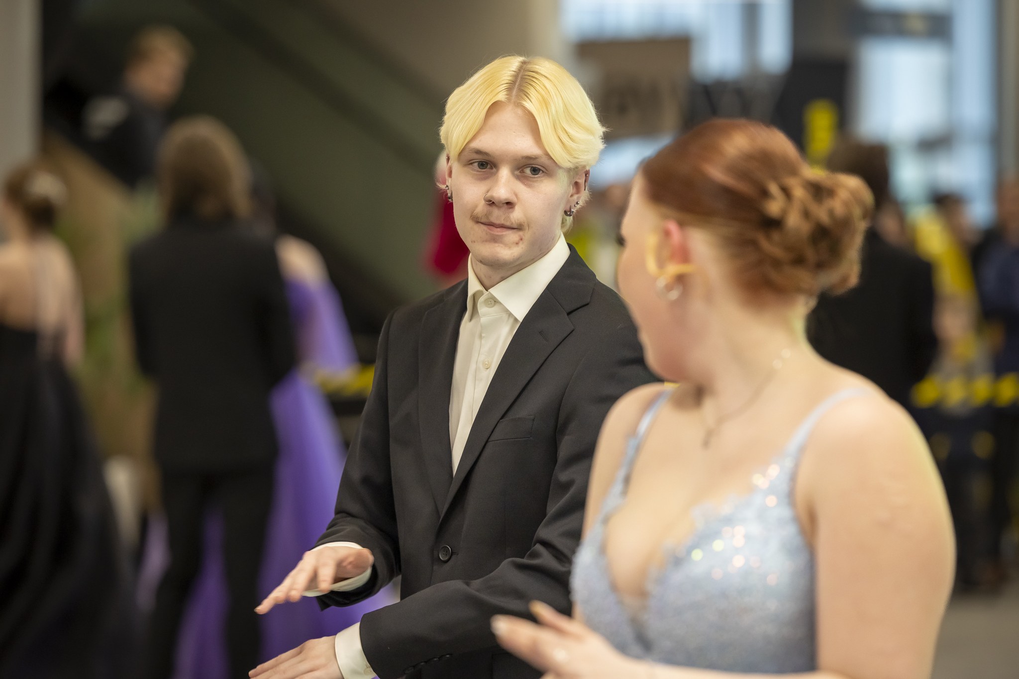 Nuoret tanssivat juhlapuvuissaan.