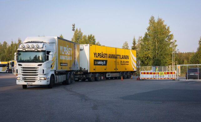 Yhdistelmäajoneuvo, jossa kaksi perävaunua.