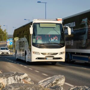 LInja-auto ja rekka ohittavat toisensa tiellä.