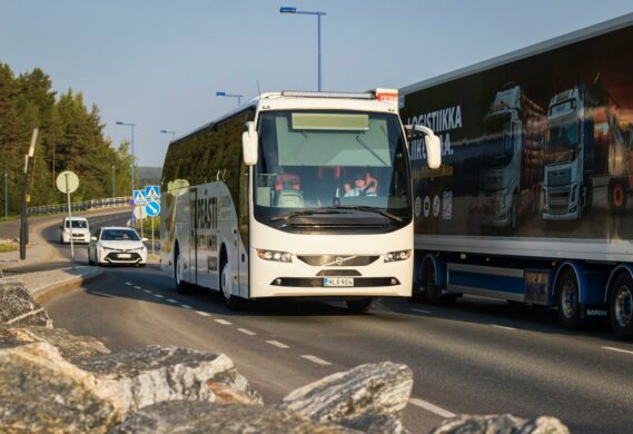 LInja-auto ja rekka ohittavat toisensa tiellä.