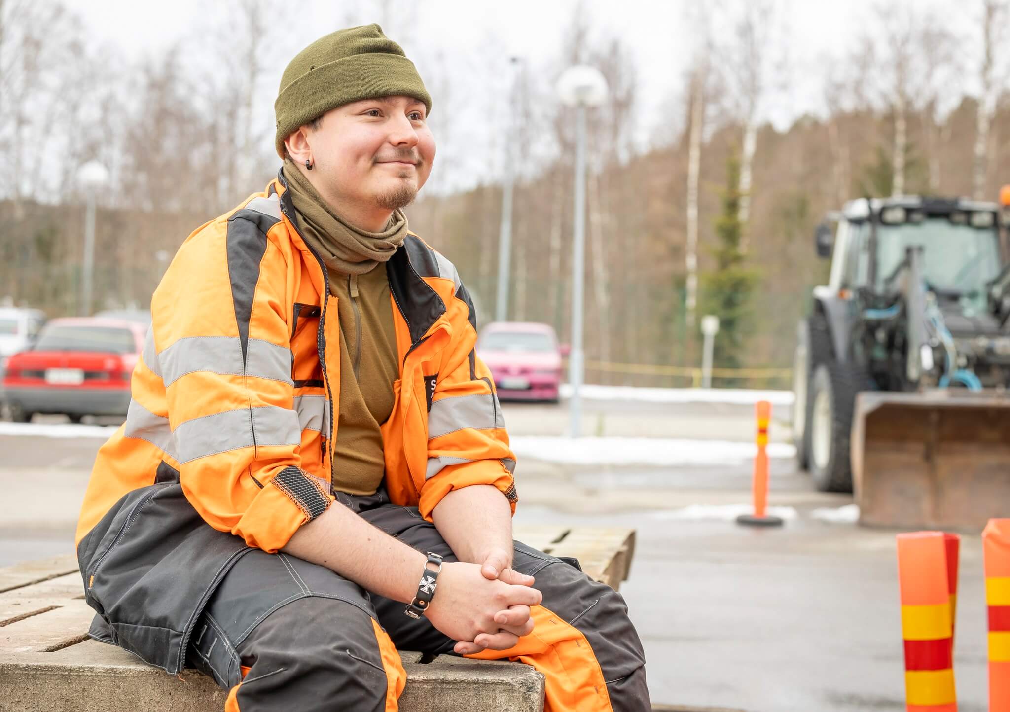 Iloinen opiskelija istuu.