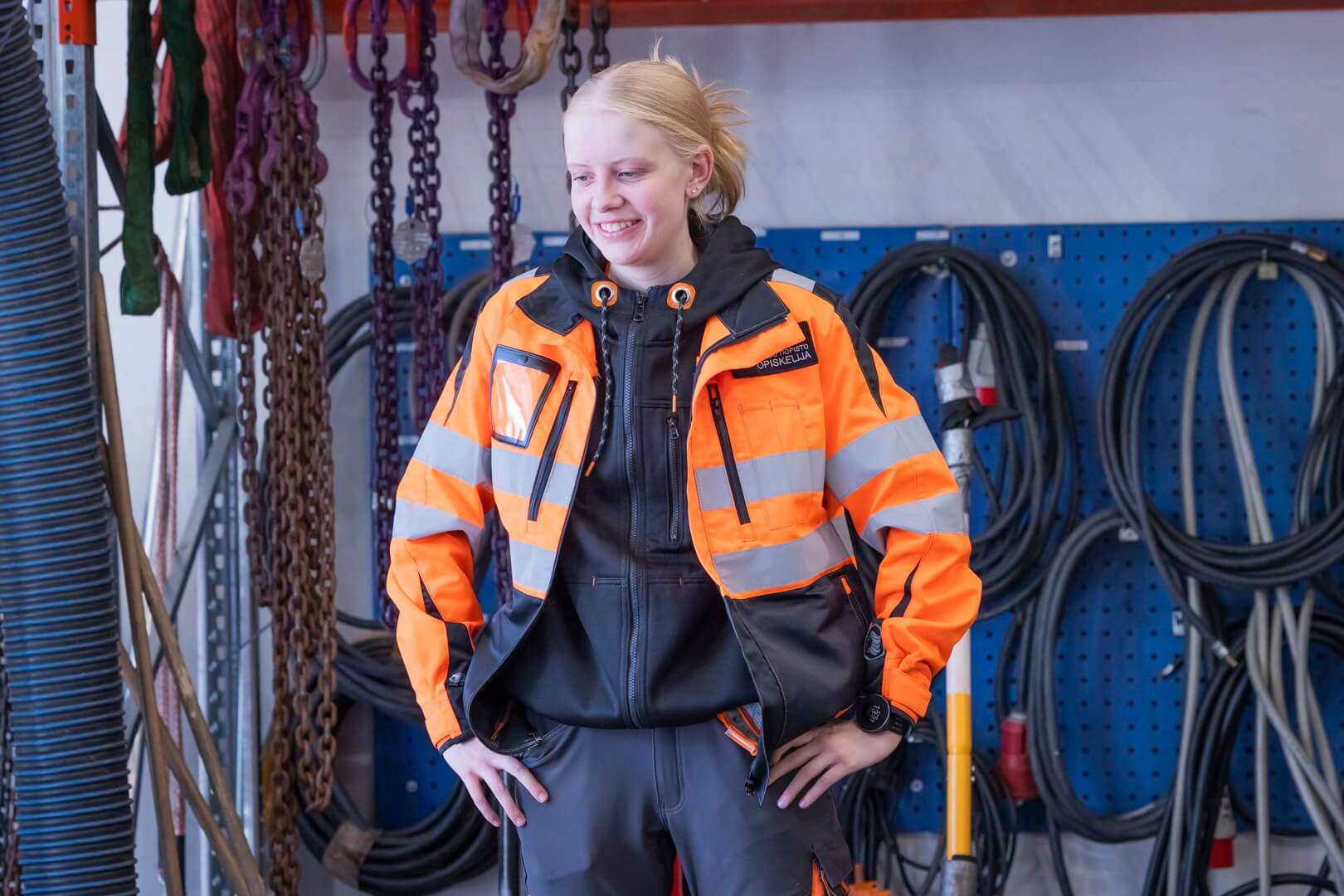 Opiskelija on iloinen ja seisoo lastaussillalla.