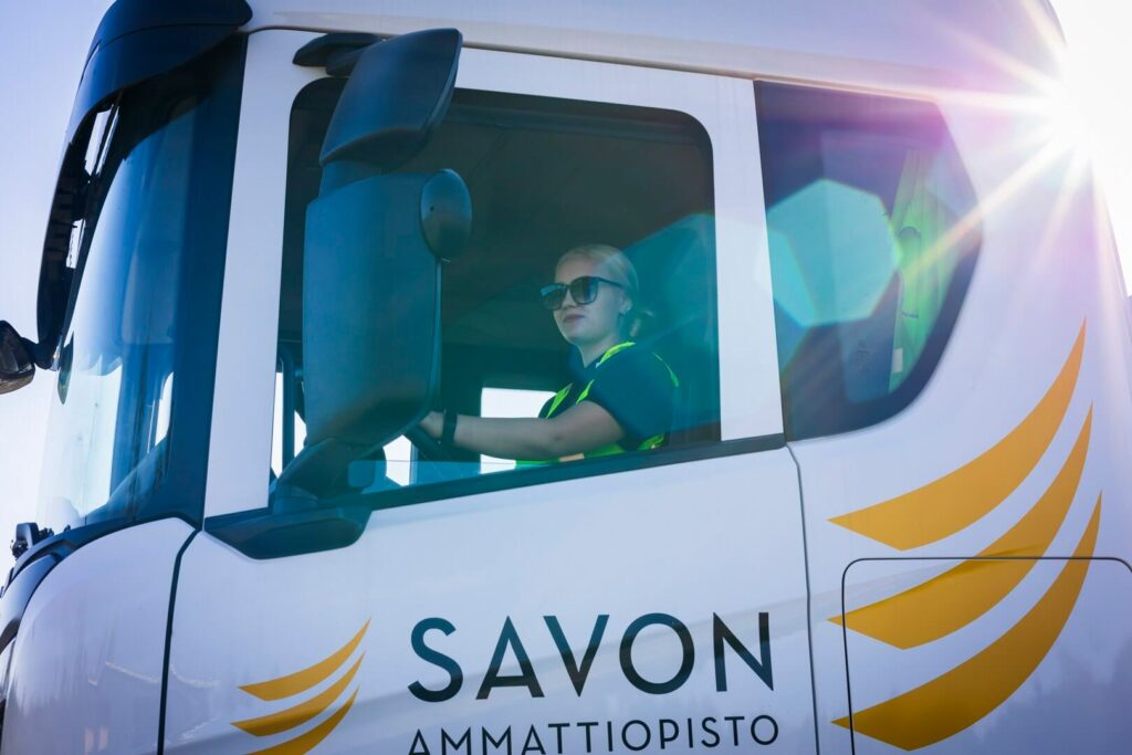 Rekan ohjaamo, jossa opiskelija istuu ja aurinko paistaa.