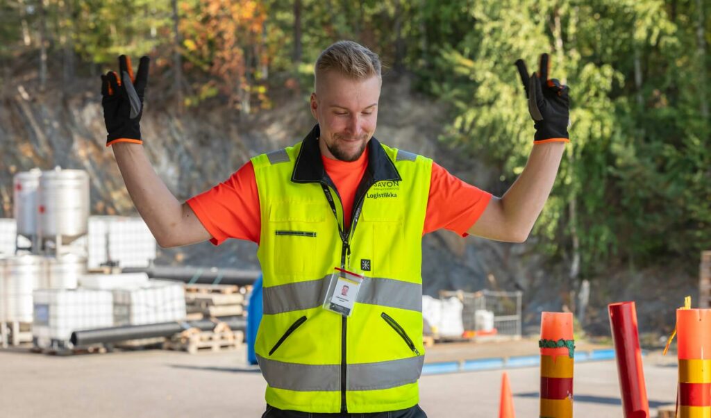 Opettajalla kaikki hyvin ja hän heiluttaa käsiään iloisesti.