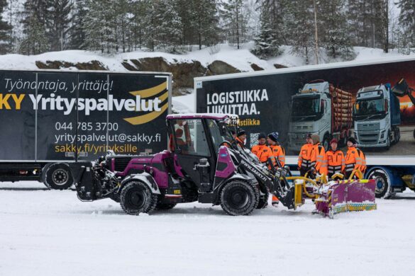 Taustalla rekka ja edessä kiinteistönhoitoon liittyvä puhdistuskone.