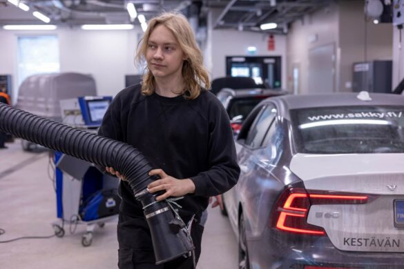 Mies kantaa pakokaasuputkea ja hänellä on vaaleat hiukset.