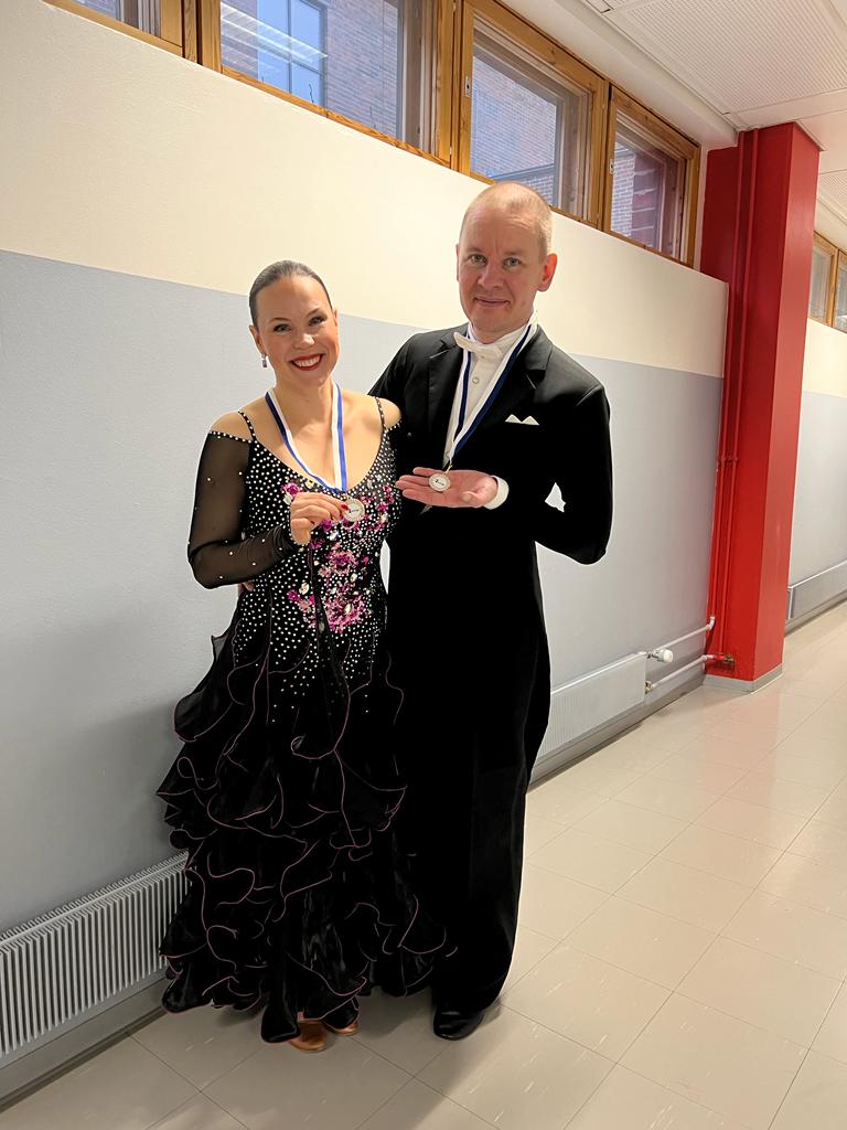 Satu ja Antti Pasanen tanssikisan jälkeen mitalit kaulassa.