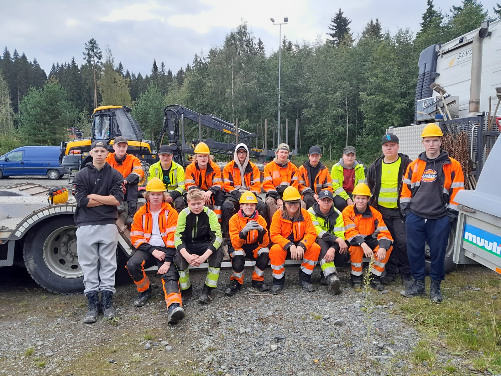 Metsäalan toisen vuoden opiskelijoita.
