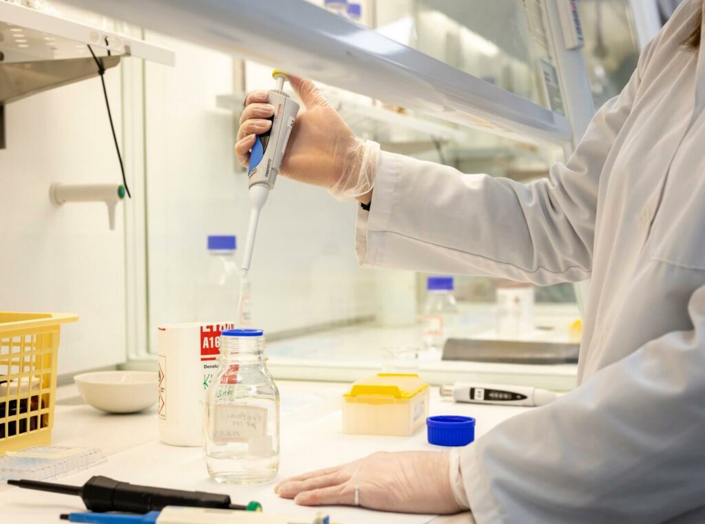 Pipetillä laitetaan mittapulloon näytettä.