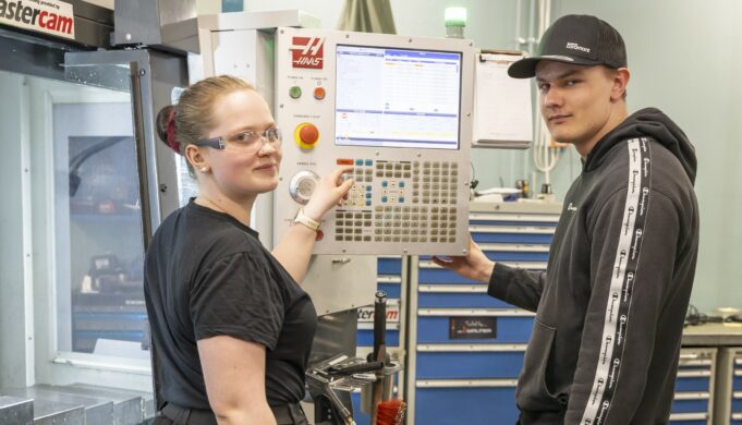 Taitaja2024: Mari jakaa CNC-koneistuksen osaamistaan muille finalisteille