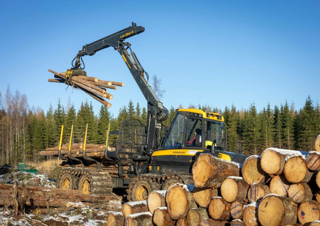 Puiden nostoa ajokoneen kyytiin.