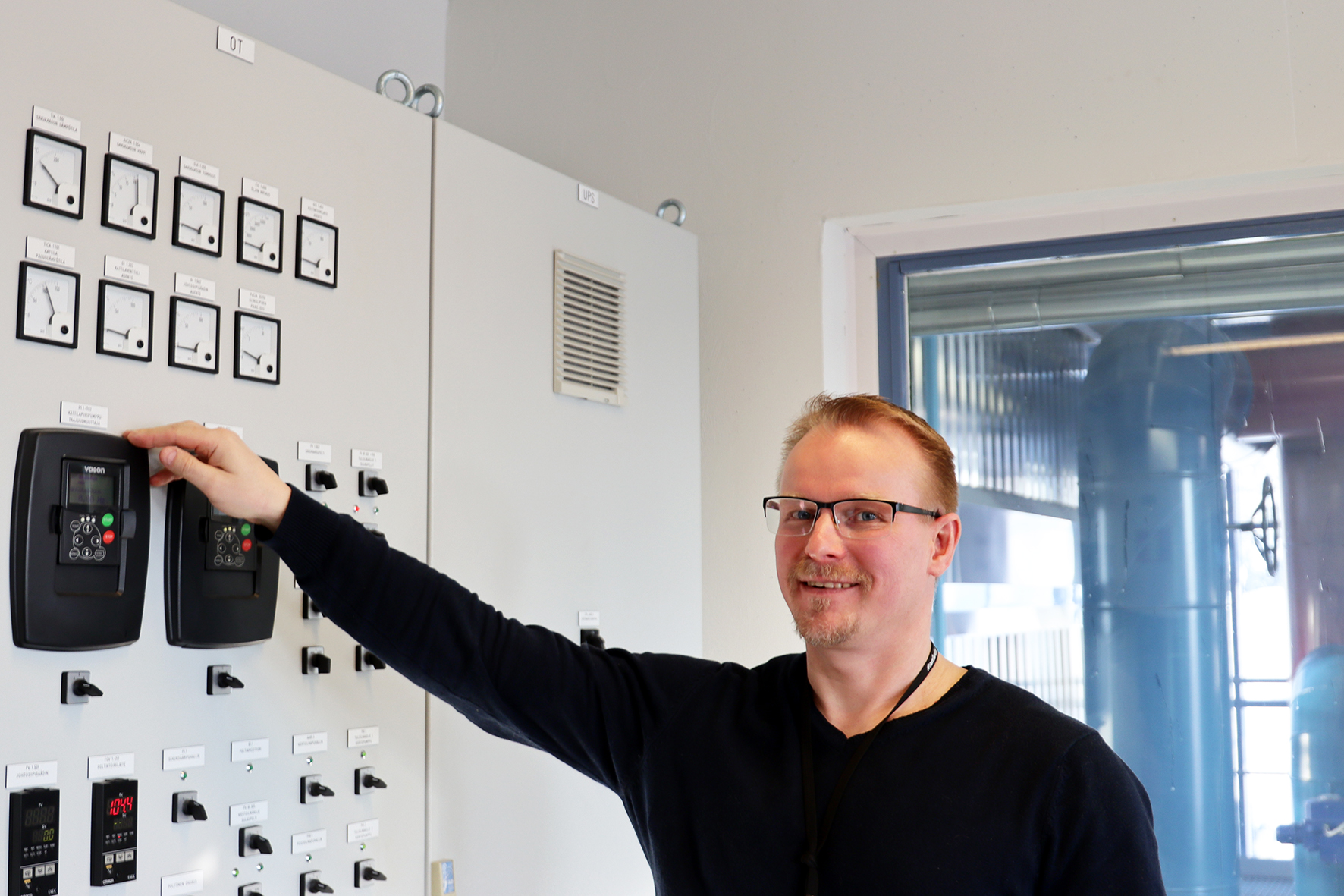 energia-alan ammattitutkinnon opiskelija lämpövoimalan näyttötaululla.