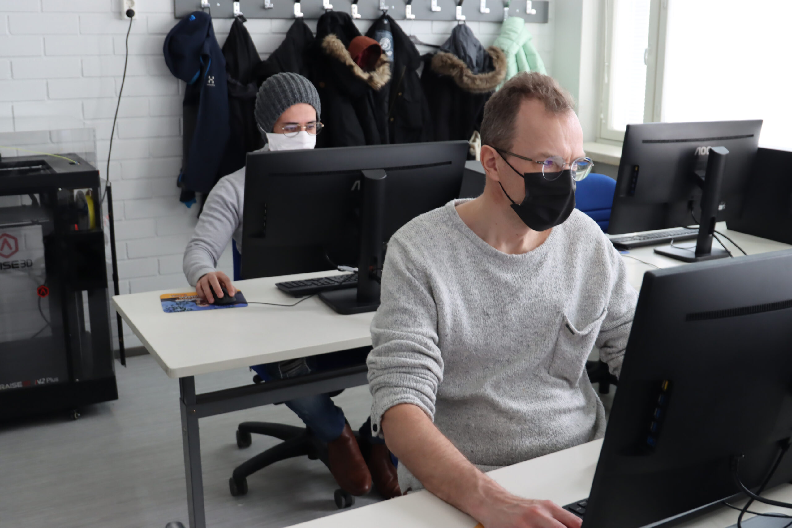 Teknisen suunnittelun perustutkinto suunnitteluassistentti opiskelija tietokoneella edestäpäin.
